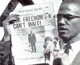 Malcolm X con una copia del 